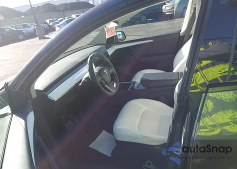 2023 Tesla Model Y Awd/Long Range Dual Motor All-Wheel Drive z USA, uszkodzony, nr VIN 7SAYGAEE9PF662232